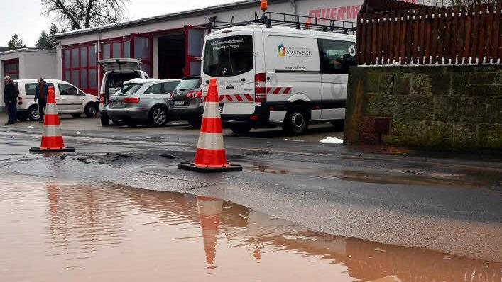 Braune Brühe stand plötzlich in der Seehofstraße. Foto: Peter Rauch