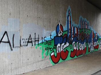 Das Gedenk-Graffito in der Judenbergunterführung wurde erneut von unbekannten Vandalen verunstaltet. Erst vor zwei Wochen hatte Sprayer Alex sein Werk grob überarbeitet. Foto: Ulrike Nauer
