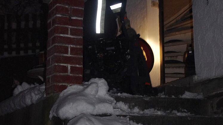 Die Feuerwehr löschte einen Kellerbrand in Wilhelmsthal. Foto: Heike Schülein