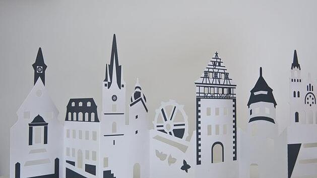 Viel bieten mit schlankem Budget, das will die Stadt Zeil im Jahr ihres 1000-jährigen Bestehens. Das gelingt auch dank Sponsoren: Die Raiffeisenbank unterstützte die Herstellung der Deko-Silhouette, die Firma Werksitz übernimmt die Patenschaft für das Musikfestival mit dem "Chor der 1000 Stimmen".Sabine Weinbeer