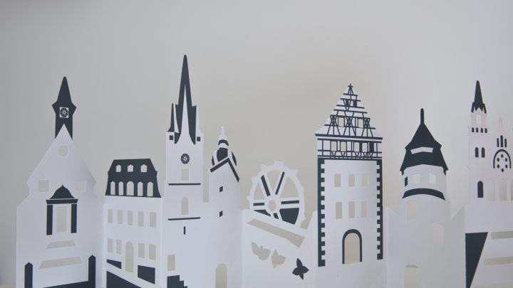 Viel bieten mit schlankem Budget, das will die Stadt Zeil im Jahr ihres 1000-jährigen Bestehens. Das gelingt auch dank Sponsoren: Die Raiffeisenbank unterstützte die Herstellung der Deko-Silhouette, die Firma Werksitz übernimmt die Patenschaft für das Musikfestival mit dem "Chor der 1000 Stimmen".Sabine Weinbeer