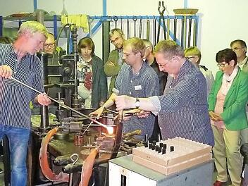 Glasmachervorführungen am einstigen Halbautomaten sind im Flakonglasmuseum Kleintettau immer ein Hingucker.  Foto: Archiv/Gerd Fleischmann