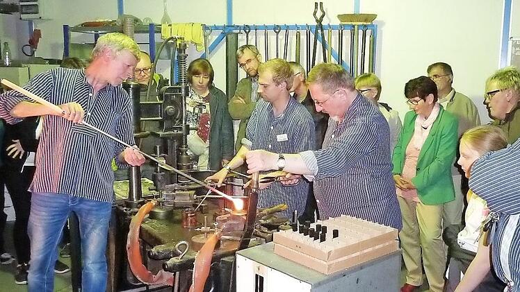 Glasmachervorführungen am einstigen Halbautomaten sind im Flakonglasmuseum Kleintettau immer ein Hingucker.  Foto: Archiv/Gerd Fleischmann