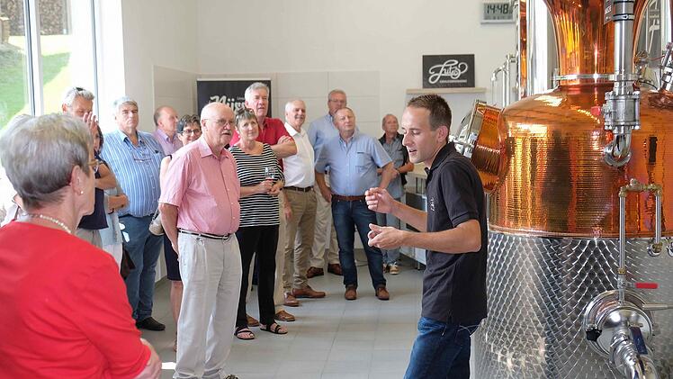 Andreas Lutz (rechts) auf seiner Führung durch die neue Genussbrennerei. Foto: Gerd Schaar