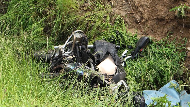 Schwerer Motorrad-Unfall in Mistelgau (Oberfranken): Am Samstagmittag krachte ein Motorrad mit einem Traktor zusammen. Der Biker erlitt schwere Verletzungen, sein Motorrad ging in Flammen auf. Foto: NEWS5 / Holzheimer