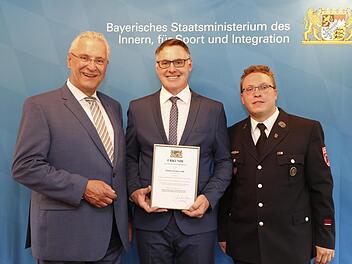 Verleihung der Auszeichnung "Ehrenamtsfreundlicher Betrieb": (von links) Innenminister Joachim Herrmann, Markus Fischer und Alexander Beck von der Firma Elektro Fischer. Foto: Giulia Iannicelli/stmi