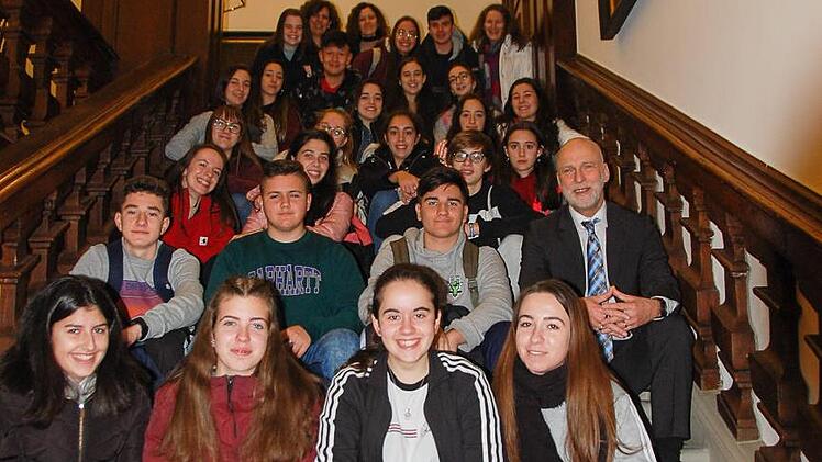 Schüler aus Spanien sind am Jack-Steinberger-Gymnasium zu Gast und wurden im Rathaus empfangen.  Foto: Monika Koch