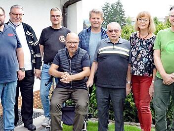 Alfred Sünkel (Vierter von rechts) mit einem Teil der Gratulanten. Im Bild (von links) der Vorsitzende des VfR Schneckenlohe, Peter Kisch, der Vergnügensausschussvorsitzende der Feuerwehr, Gerold Vogt, Monsignore Wolfgang Witzgall, Sohn Udo Sünkel, Bürgermeister Knut Morgenroth, Kreisschiedsrichterobmann Ulrich Pochmann, Hildegard Löffler von den Herbstblüten, Sohn Heiko Sünkel und Margit Geuther von den Herbstblüten