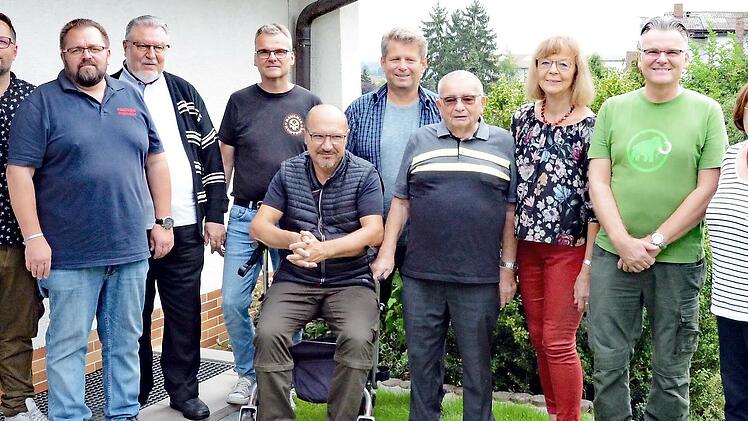Alfred Sünkel (Vierter von rechts) mit einem Teil der Gratulanten. Im Bild (von links) der Vorsitzende des VfR Schneckenlohe, Peter Kisch, der Vergnügensausschussvorsitzende der Feuerwehr, Gerold Vogt, Monsignore Wolfgang Witzgall, Sohn Udo Sünkel, Bürgermeister Knut Morgenroth, Kreisschiedsrichterobmann Ulrich Pochmann, Hildegard Löffler von den Herbstblüten, Sohn Heiko Sünkel und Margit Geuther von den Herbstblüten
