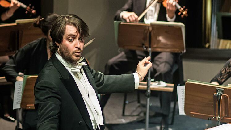 Daniel Carter dirigierte das erste Sinfoniekonzert der neuen Spielzeit am Landestheater Coburg.Foto: Jochen Berger