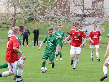 Aus der Tiefe des Raums kommt Christian Mützel zum Abschluss und trifft gleich sehenswert zur Machtilshäuser Führung im Derby gegen den FC Elfershausen. Foto: Jürgen Schmitt