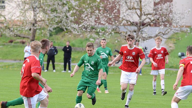 Aus der Tiefe des Raums kommt Christian Mützel zum Abschluss und trifft gleich sehenswert zur Machtilshäuser Führung im Derby gegen den FC Elfershausen. Foto: Jürgen Schmitt