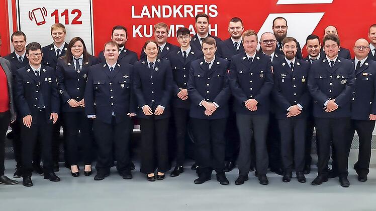 Diese Feuerwehrleute haben den Maschinistenlehrgang erfolgreich absolviert.