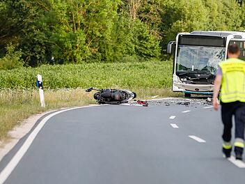 Rollerfahrer kracht bei Überholmanöver frontal in Linienbus: Trümmerfeld auf Landstraße