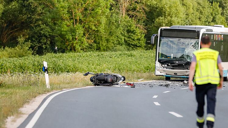 Rollerfahrer kracht bei Überholmanöver frontal in Linienbus: Trümmerfeld auf Landstraße