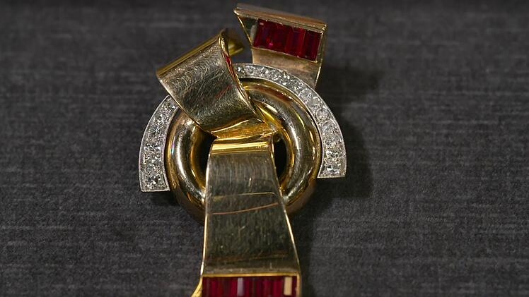 Das ist das gute Stück, über das der Verbalfight zwischen Waldi und Christian entbrennt: eine zum Anhänger umgestaltete Brosche aus den 1940er-Jahren. Experte Patrick Lessmann erkennt eine schöne Ausarbeitung mit 585er-Gold, 10 Rubinen und 19 Diamanten im Achtkant-Schliff. Horst Lichter ist begeistert: "Dat ist mal was anderes, da guckt man gleich hin."