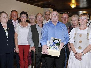 In der Mitte steht Peter Schmidt, der für  30 Jahre geehrt wurde,  daneben Roland Delong, seit 25 Jahren Mitglied.  Foto: Roland Meister