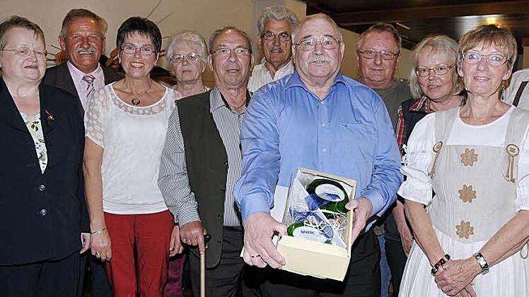 In der Mitte steht Peter Schmidt, der für  30 Jahre geehrt wurde,  daneben Roland Delong, seit 25 Jahren Mitglied.  Foto: Roland Meister