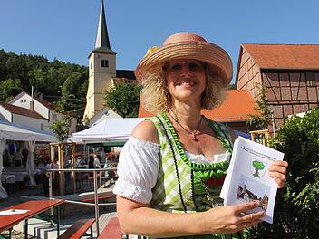 Auch Irmina Schießer freute sich über die Einweihung des neu gestalteten Dorfplatzes in Sulzthal. Fotos: Gerd Schaar
