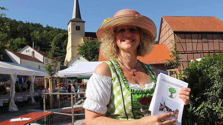 Auch Irmina Schießer freute sich über die Einweihung des neu gestalteten Dorfplatzes in Sulzthal. Fotos: Gerd Schaar