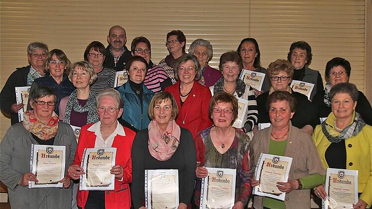 Groß ist die Schar der Geehrten, die dem FC seit 40 Jahren die Treue halten.