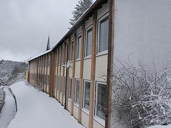 Das Schulgebäude in Wilhelmsthal wird abgerissen.  Foto: Friedwald Schedel
