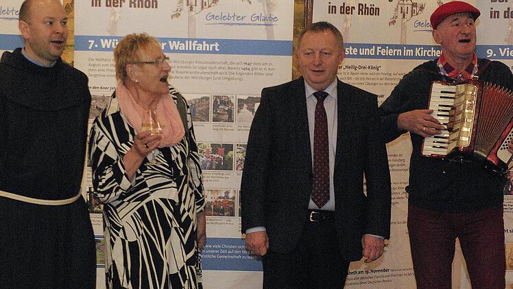 Ein Hoch auf den "Heiligen Berg der Franken. Pater Stanislaus, Regina Rinke und Landrat Thomas Bold sangen gemeinsam mit "Conny" Albert (v. l.) und den Besuchern - passend zum Thema - das Kreuzberglied.  Foto: Ehling