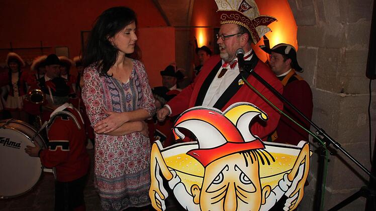 Präsident Uli Böhm bedankte sich bei Miriam Gwosdek für die Gestaltung des Ordens.  Foto: Friedwald Schedel