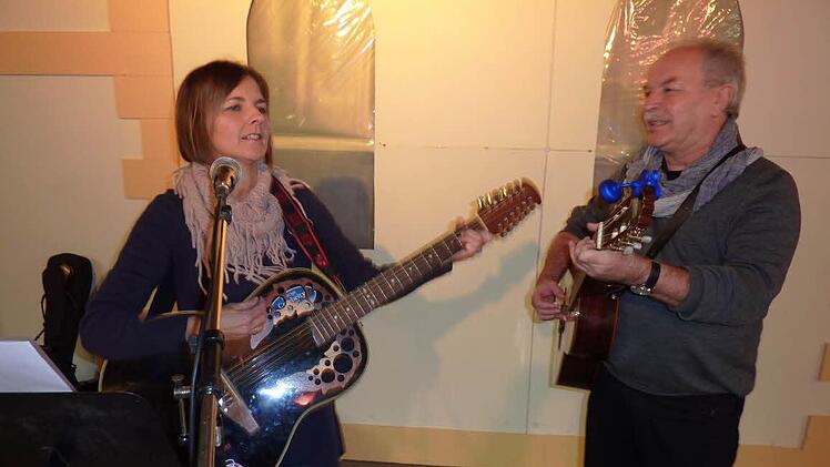 Ergreifenden Sologesang bot Alexandra Förtsch, die von Werner Suchy an der Gitarre begleitet wurde. Fotos: Gerd Fleischmann