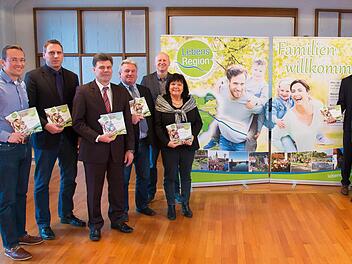 Die zehn Kommunen der "Lebensregion+" haben Brosch&uuml;re, Flyer und Homepage geschaffen, um gemeinsam St&auml;rke zu zeigen. Unser Bild zeigt (von links) Werbefachmann Rinco Albert, Matthias B&auml;uerlein (B&uuml;rgermeister von Rauhenebrach), Thomas Sechser (Oberaurach), Alfons Hartlieb (Stettfeld), Stefan Paulus (Knetzgau), Gertrud B&uuml;hl (Breitbrunn), Thomas Stadelmann (Zeil), Karl-Heinz Kandler (Kirchlauter), Walter Ziegler (Ebelsbach), ILE Managerin Ulla Schmidt, Michael Ziegler (Eltmann) und Bernhard Ru&szlig; ...
