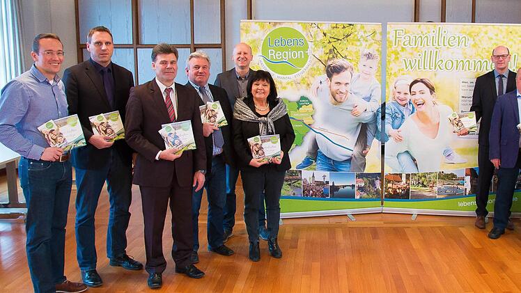 Die zehn Kommunen der "Lebensregion+" haben Brosch&uuml;re, Flyer und Homepage geschaffen, um gemeinsam St&auml;rke zu zeigen. Unser Bild zeigt (von links) Werbefachmann Rinco Albert, Matthias B&auml;uerlein (B&uuml;rgermeister von Rauhenebrach), Thomas Sechser (Oberaurach), Alfons Hartlieb (Stettfeld), Stefan Paulus (Knetzgau), Gertrud B&uuml;hl (Breitbrunn), Thomas Stadelmann (Zeil), Karl-Heinz Kandler (Kirchlauter), Walter Ziegler (Ebelsbach), ILE Managerin Ulla Schmidt, Michael Ziegler (Eltmann) und Bernhard Ru&szlig; ...