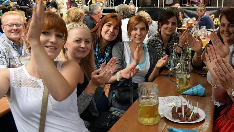 Neun Haarkünstlerinnen ließen sich von der fetzigen Musik anstecken. Fotos: Andreas Welz