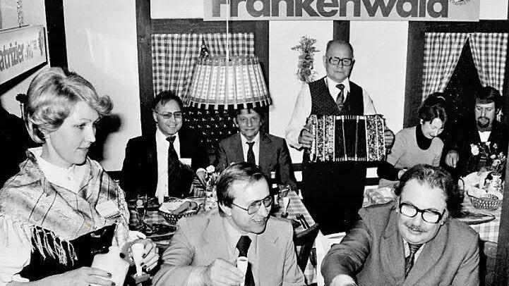 1977 begann für den Frankenwald der Einsatz bei der Internationalen Tourismusbörse in Berlin. Mit auf der linken Seite sind unter anderem Betreuerin Angelika Müller, Tourismusgeschäftsführer Wolfgang Rang sowie Landrat Heinz Köhler (M., vorne) im Gespräch mit einem Berliner Medienvertreter zu sehen. Repro: Gerd Fleischmann