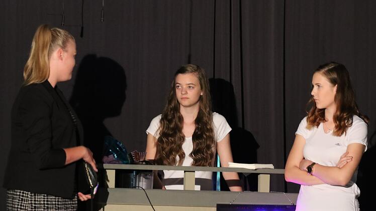 Die Theatergruppe der Realschule Bad Brückenau führte das Stück "Crystal White" von Maren Statt auf. Foto: Sebastian Schmitt