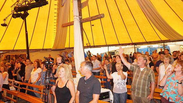 Das Missio-Camp ist er&ouml;ffnet. Bis zum 5. August wird es jeden Abend Verk&uuml;ndigung, Musik und spezielle Veranstaltungen und G&auml;ste rund um das Thema "Unglaublich, aber wahr" geben. Foto: Marion Eckert