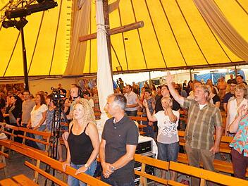 Das Missio-Camp ist eröffnet. Bis zum 5. August wird es jeden Abend Verkündigung, Musik und spezielle Veranstaltungen und Gäste rund um das Thema "Unglaublich, aber wahr" geben. Foto: Marion Eckert