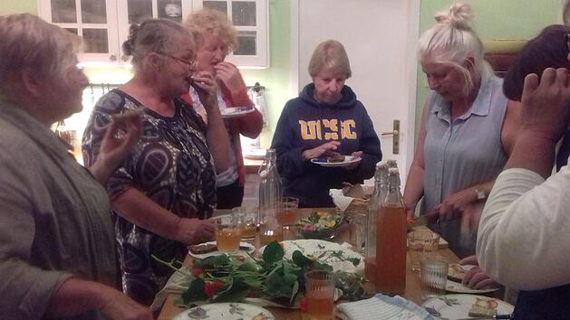 Unter Anleitung von Barbara Rothaug stellten die Frauen einen "herbstlichen" Kr&auml;uteressig her. Foto: Ingeborg Morschh&auml;user