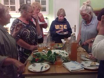 Unter Anleitung von Barbara Rothaug stellten die Frauen einen "herbstlichen" Kr&auml;uteressig her. Foto: Ingeborg Morschh&auml;user