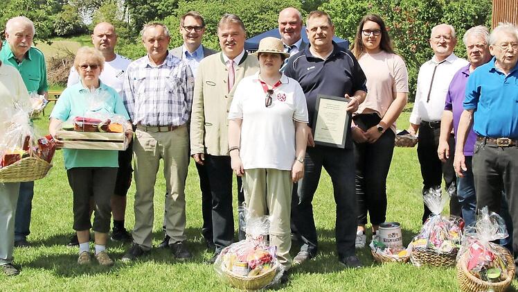 Mehr als 1000 Wanderer nahmen in diesem Jahr am 34. Volkswandertag der Wanderfreunde Feldbuch teil. Pokal-Stifter und -Empfänger des zweitägigen Wandertags scharten sich nach dem Ende der Veranstaltung um den Schirmherrn Klaus Peter Söllner. Fotos: Klaus Klaschka