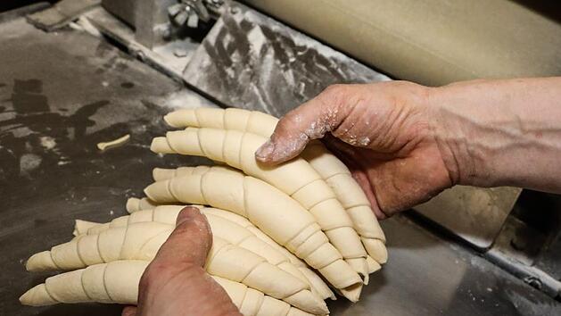 Der Hörnla-Teig wird drei Mal gefaltet und bekommt dadurch 27 Butterschichten. Nun muss die Backspezialität noch in die berühmte Sichelform gebracht werden.  Fotos: Barbara Herbst