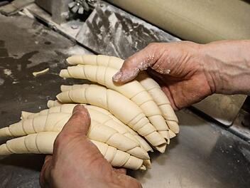 Der H&ouml;rnla-Teig wird drei Mal gefaltet und bekommt dadurch 27 Butterschichten. Nun muss die Backspezialit&auml;t noch in die ber&uuml;hmte Sichelform gebracht werden.  Fotos: Barbara Herbst