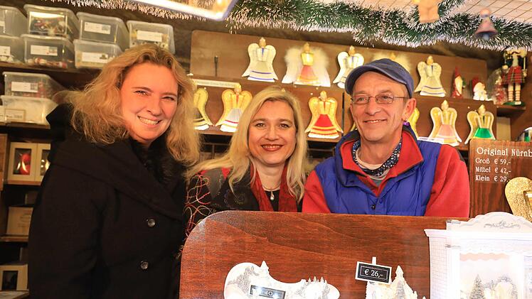Der Herzogenauracher Ralf Rehder (von rechts) mit den Ministerinnen Melanie Huml und Kerstin Schreyer Foto: Udo Dreier