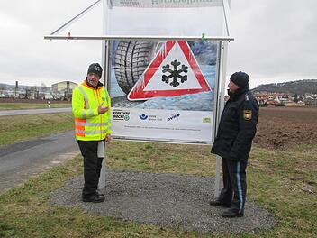 Aktiv arbeitet die ehrenamtliche Gebietsverkehrswacht gegen Unfälle, Verletzungen und Unfalltod. Unter anderem weist sie mit neuen Mahntafeln auf lauernde Gefahren im Straßenverkehr hin.