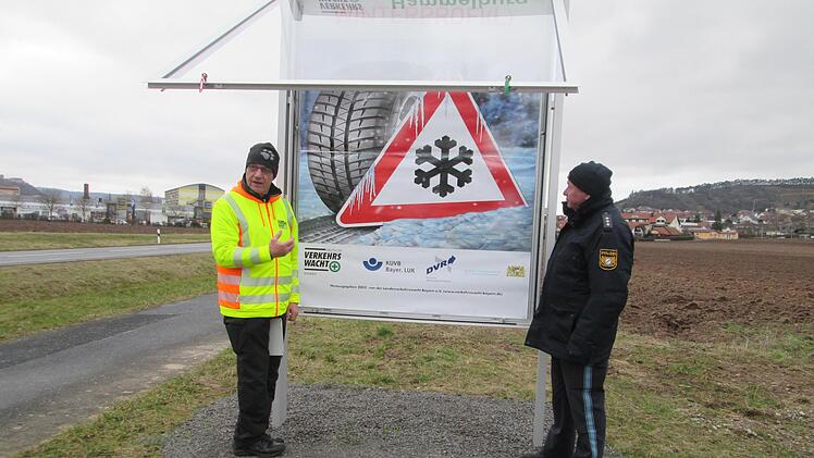 Aktiv arbeitet die ehrenamtliche Gebietsverkehrswacht gegen Unfälle, Verletzungen und Unfalltod. Unter anderem weist sie mit neuen Mahntafeln auf lauernde Gefahren im Straßenverkehr hin.