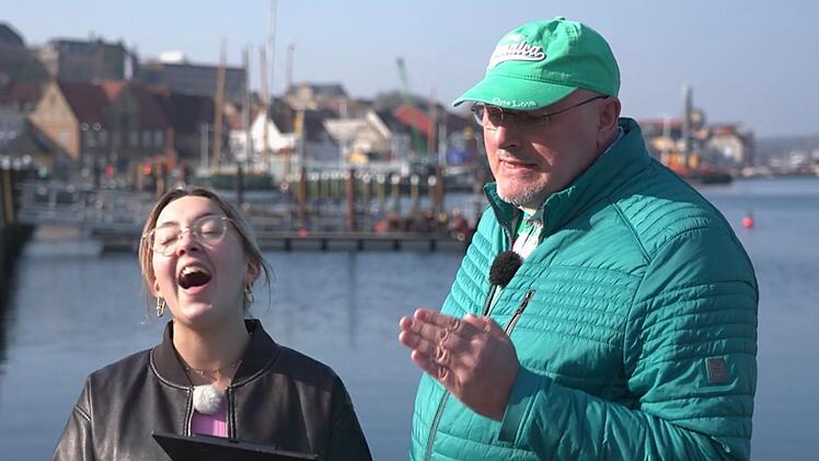 "Ich habe noch nie Risotto gegessen", gesteht Frank (59) an Tag 4 in Flensburg. Nele (24) ist amüsiert.
