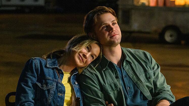 Nach dem Tod von Mark Darcy gibt Bridget die Liebe nicht auf. In ihrem vierten und bislang letzten Abenteuer in "Bridget Jones - Verr&uuml;ckt nach ihm" verliebt sie sich in einen weitaus j&uuml;ngeren Mann (Leo Woodall).