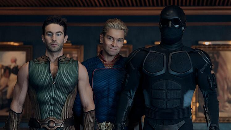 Homelander (Antony Starr, Mitte) hat Spezialauftr&auml;ge f&uuml;r seine Vasallen The Deep (Chace Crawford, links) und Black Noir (Nathan Mitchell).