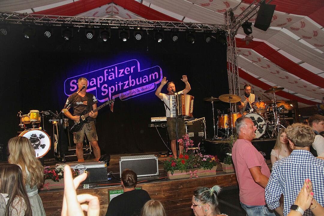 Die Stadlbesucher feierten mit den Stoapf&auml;lzer Spitzbuam.