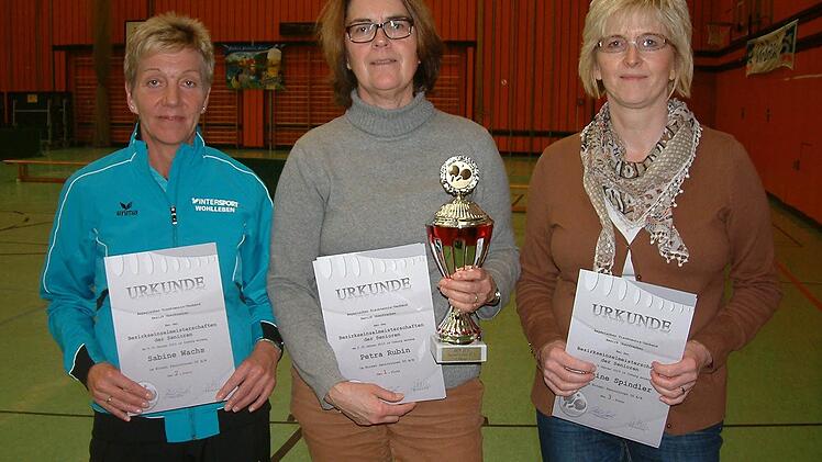Sabine Spindler vom TV Ebersdorf (rechts) wurde Bezirksmeisterin im Doppel der AK 50 mit Petra Rubin (Bildmitte) und Dritte im Einzel; links Sabine Wachs vom TTC Wohlbach, die im Einzel den Vizemeistetitel in der AK 50 holte. Fotos: Hans Franz