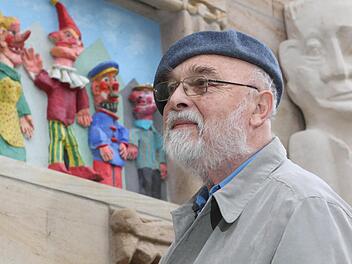 Heinrich Schreiber gestaltete das Äußere des ehemaligen Katzenhauses. Rechts blickt Mathias Güthlein als Sandsteinfigur auf den Betrachter und links hat Schreiber ein Kasperltheater geformt, da Güthlein gerne Köpfe von Handpuppen geschnitzt hat. Alle Fotos: Jan Koch